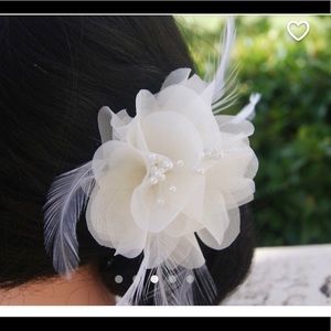 Bridal hair clip w stamens & feathers. Brand new.